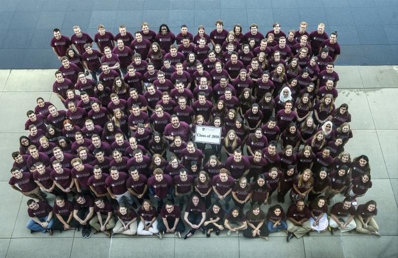 Incoming 1L students posed for their Class of 2018 photo in front of the Levin Reflecting Pool.