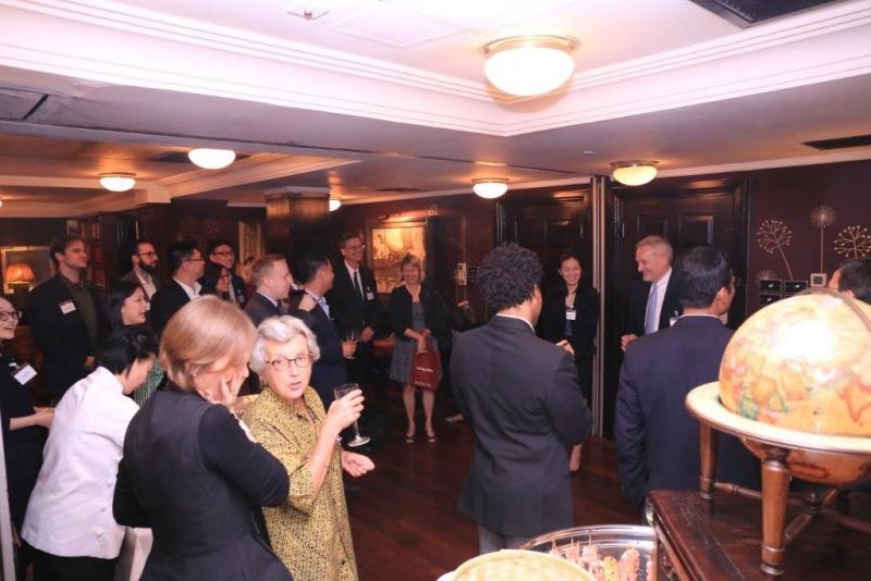 Law School students mingle with University of Chicago alumni in Hong Kong. This event was generously hosted by Bryant Edwards, ’81, at the China Club.