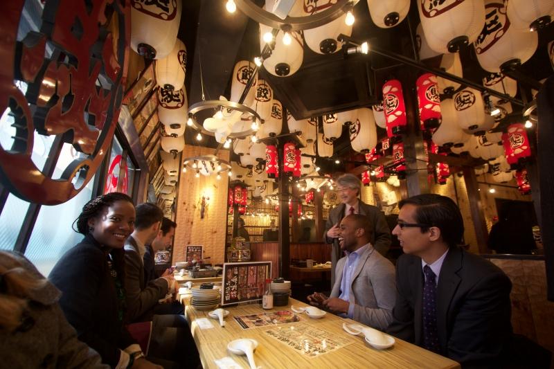 Students also enjoyed an izakaya lunch with Kokugakuin University Law School Professor Satoru Shinomiya at Shinjuku Kakekomi Gyoza, a restaurant noteworthy for its employment of stigmatized former prison inmates. 