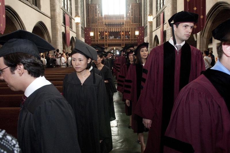 Students filing into Rockefeller Chapel