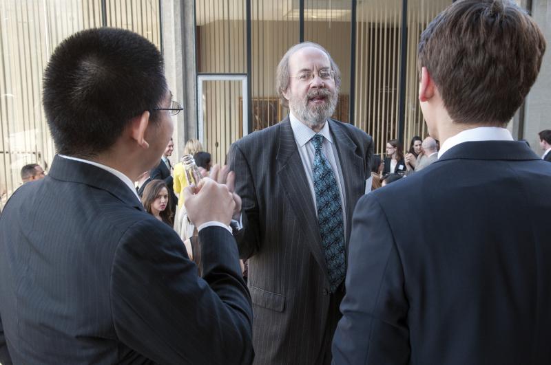 Judge Frank Easterbook, Senior Lecturer in Law, chatted with students. 