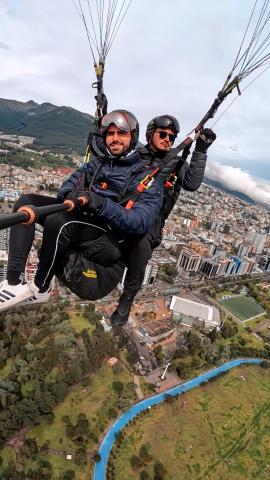 Daniel Caicedo paragliding