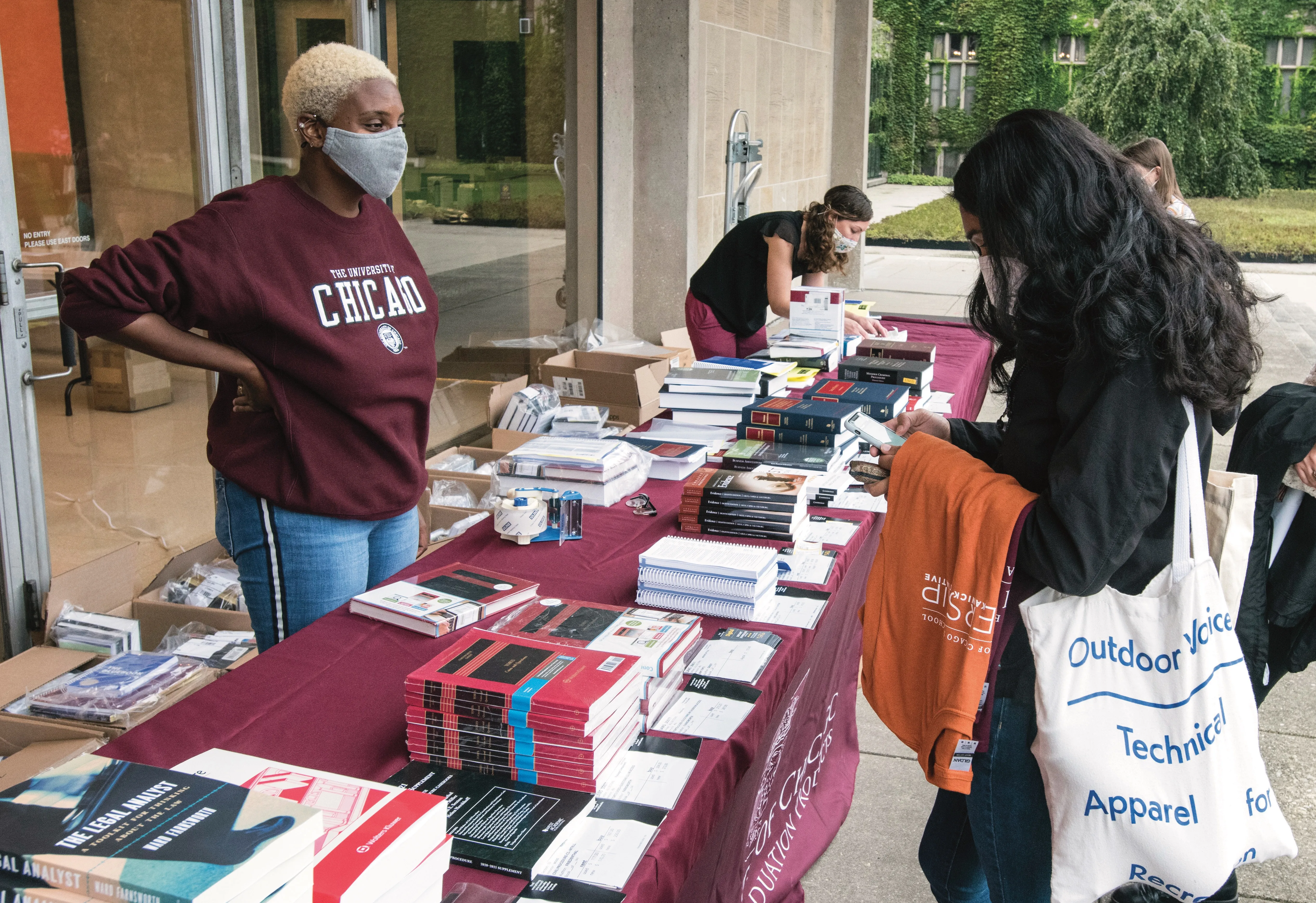 Students shopping for course books outside the Law School